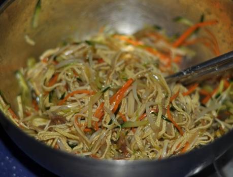 煮面条水开后冷水下锅还是热水,煮面条水开了煮几分钟