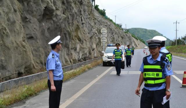 发生车祸时驾驶员应该怎么做安全,发生车祸交警会怎么处理