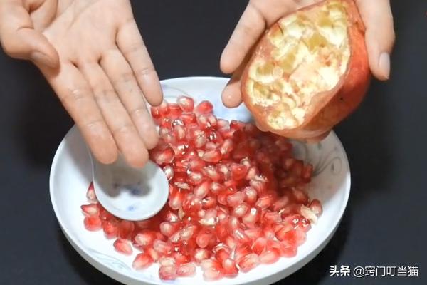 自己剥石榴和别人剥石榴,剥石榴怎么剥得快又干净