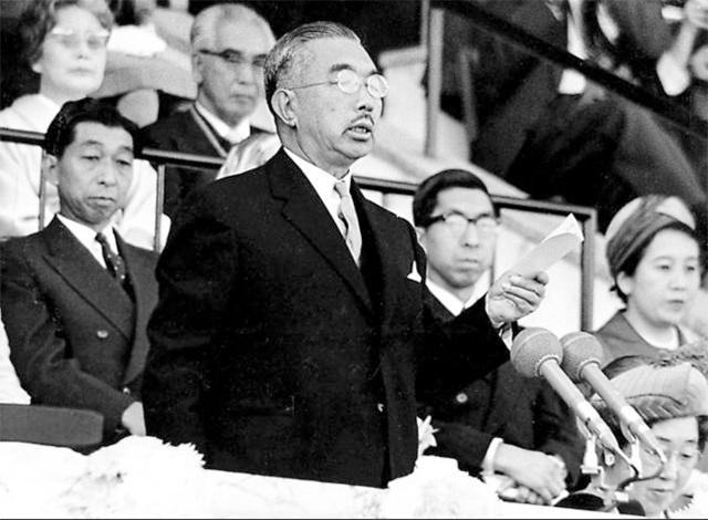 1989年裕仁天皇离世，数万民众前来吊唁，不少老年人相继自杀