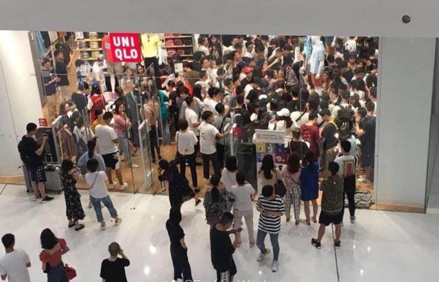 优衣库抢购事件真相是什么,优衣库周刊少年联名t恤