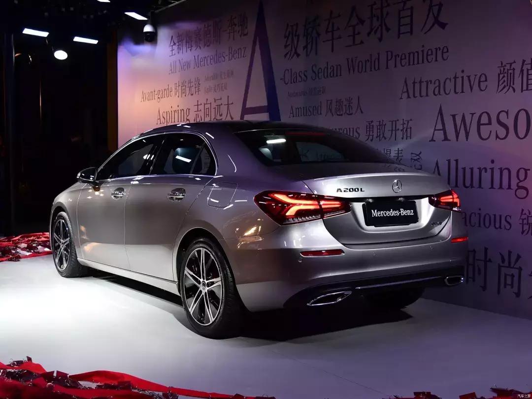 奔驰新款a级三厢车路试中,试驾奔驰新款三厢a级