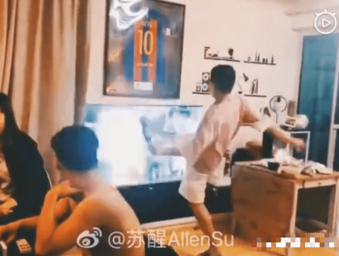 不满心爱球队失败，苏醒用拳头愤怒砸碎电视机，网友：狂躁发作？