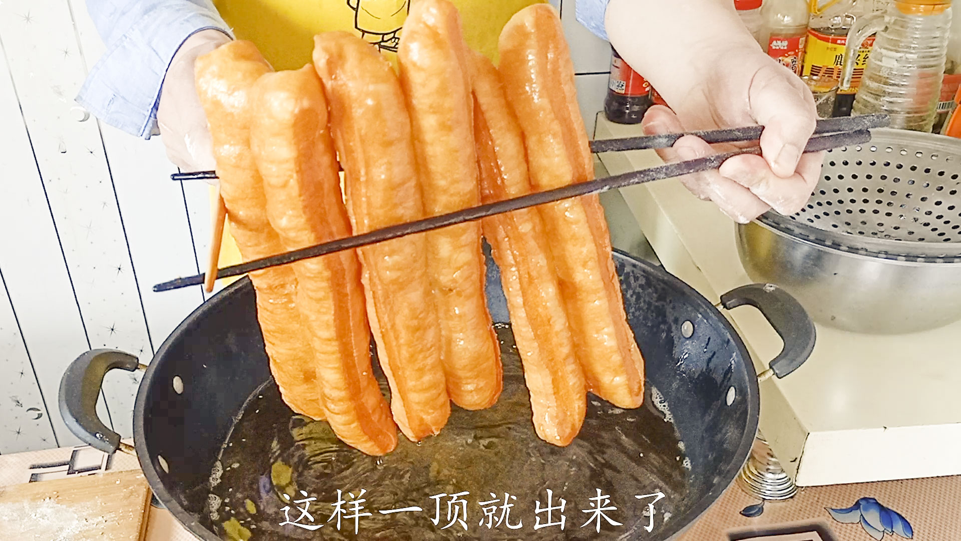 宅家油条是越做越好吃,宅家零食暄软油条的做法