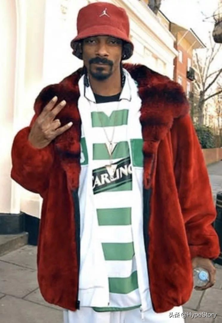 他是西海岸教父级的说唱歌手，也是足球圈最拽的球衣狂魔