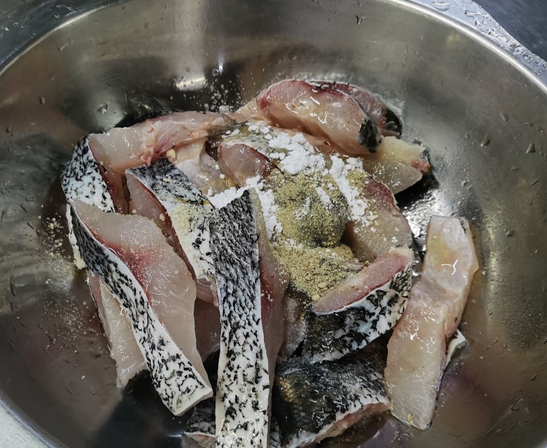 八块钱买的鱼尾，经过厨师处理结果比鱼头还要好吃。