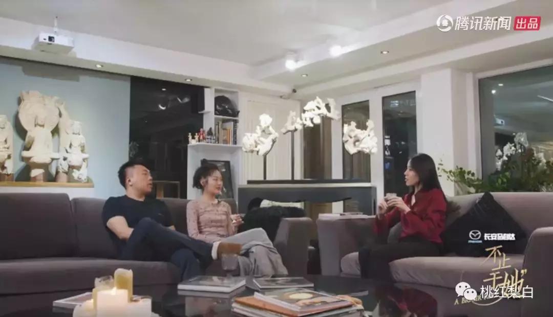 刘嘉玲和天价娃娃合影,刘嘉玲买画