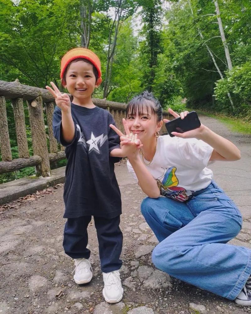 女版GD潮过陈冠希女儿？月入十万萌娃靠穿搭火爆ins