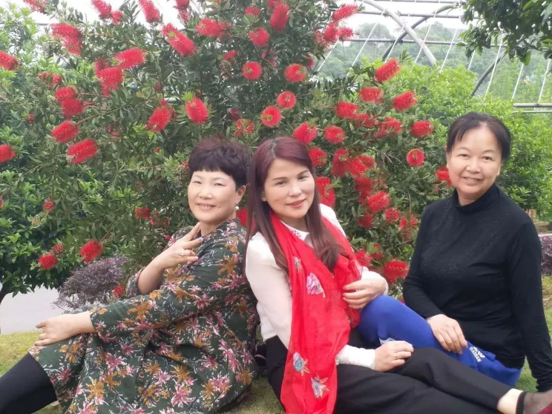 中国大妈旅游标配动作合集,中国大妈旅游拍摄姿势