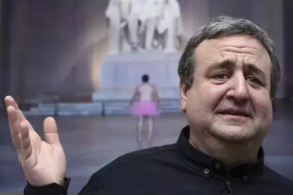 穿着15年的蓬蓬裙的中年男人,粉色蓬蓬裙穿了14年