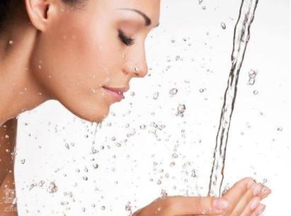 郭鸿财：皮肤薄一直泛红，对于这样的*血丝红**皮肤该如何保养呢？