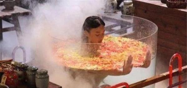 女星“洗澡”照片曝光,原本我们看到的香艳镜头,都是拍摄的套路