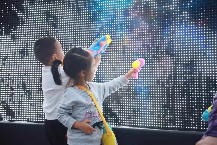 好神奇!水电子屏幕能作画!央视报道西安创新项目“神笔马良”