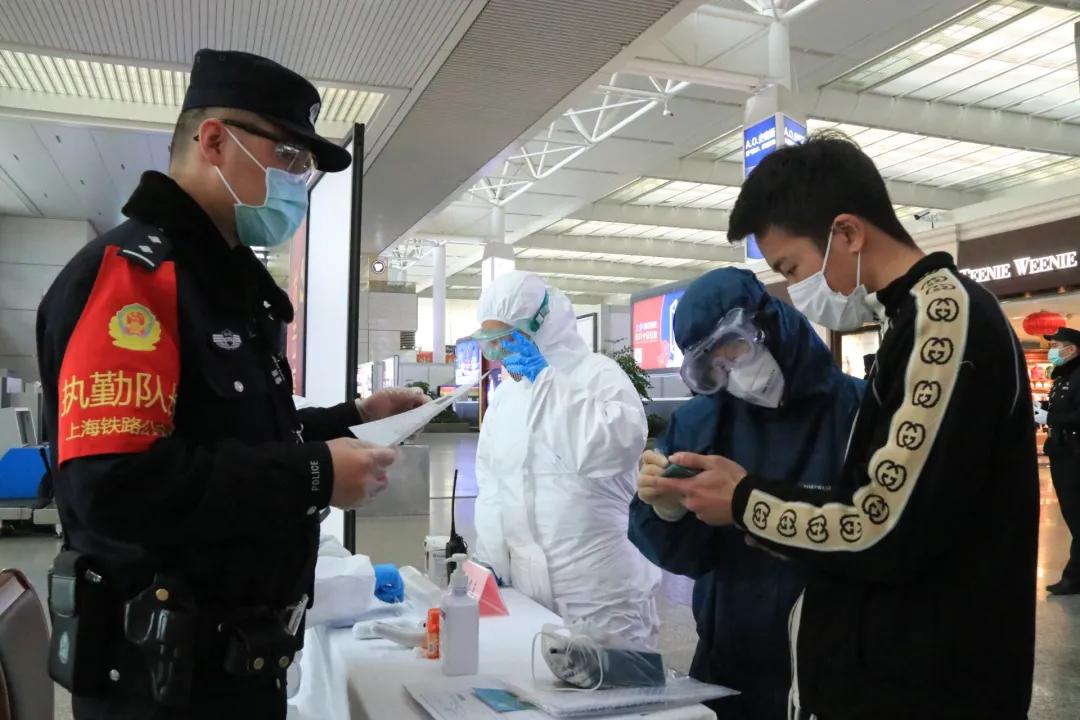 上海铁警全员待命,上海铁警坚守岗位图片