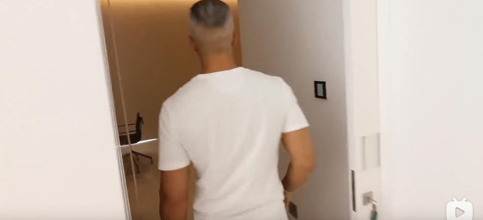 迪拜男子奋斗十年买下劳斯莱斯,迪拜小伙卖掉劳斯莱斯买法拉利