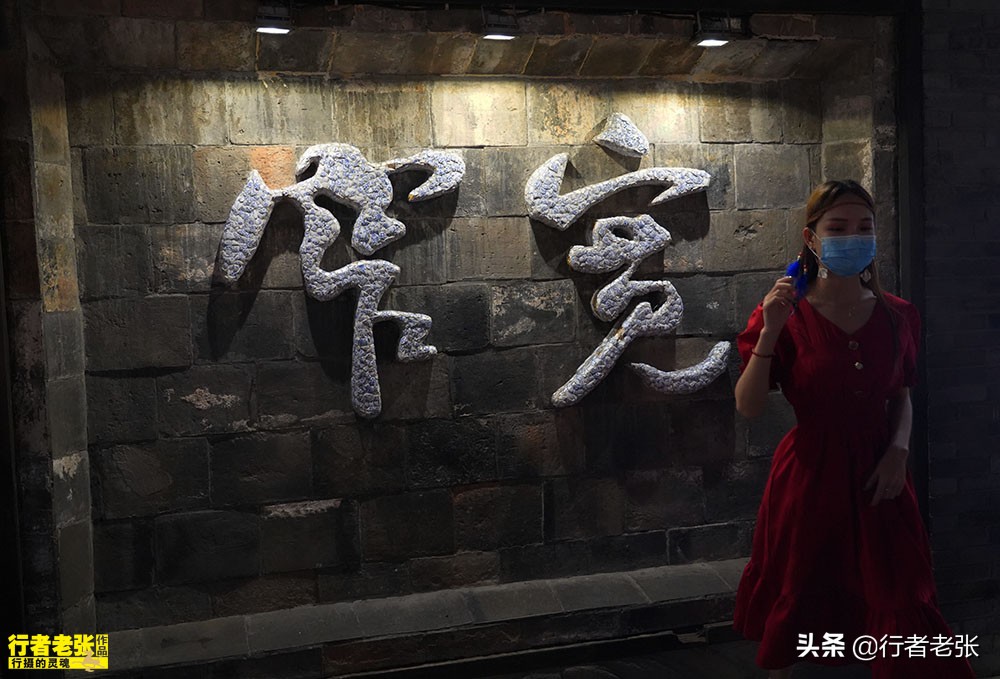 300年历史的宽窄巷子，外地游客必打卡，“老成都”却很少去