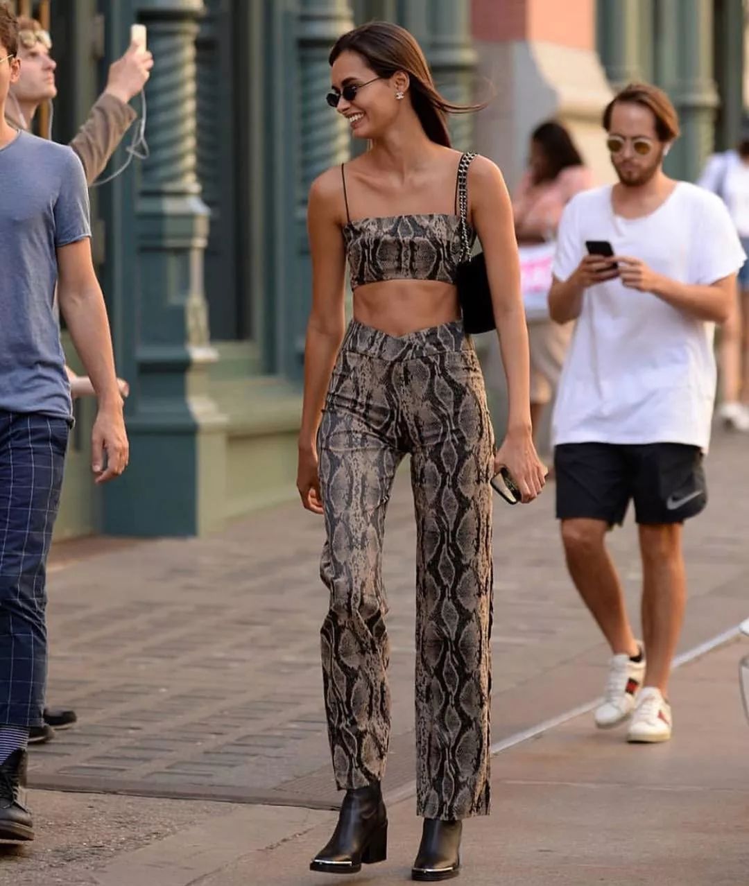 bella服装设计师跨界艺术家,bella都喜欢的工装裤