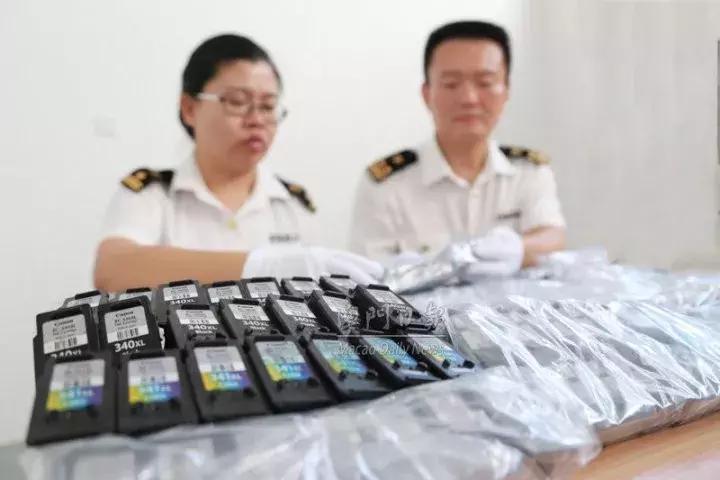 跨境邮包藏玄机，一个装洋垃圾，另一个藏新型*品毒**，危害是*洛因海**千倍！