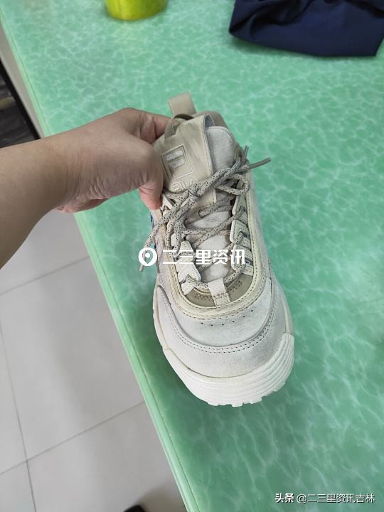 899元买的脏脏鞋竟被洗衣店给刷干净了，店家：顾客事先没告知