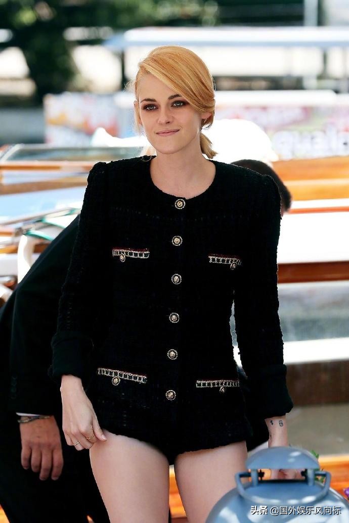 克里斯汀·斯图尔特穿着超短的连体裤出席威尼斯电影节