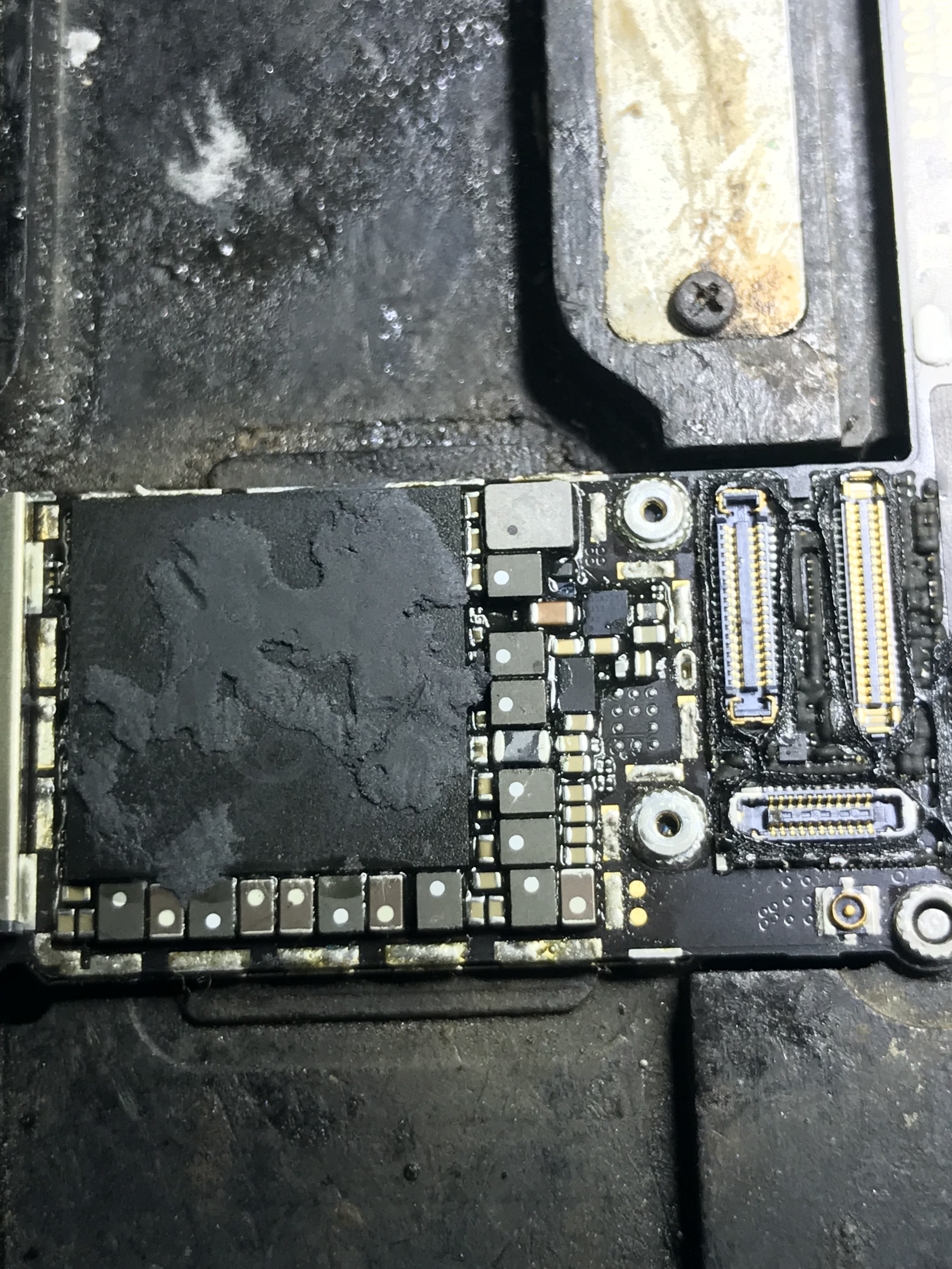 苹果6s不定时花屏重启维修