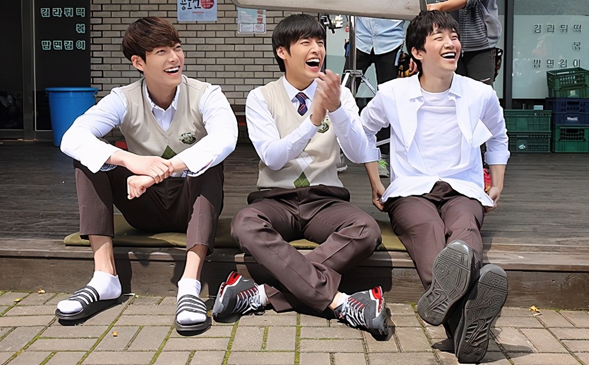 韩国人对拖鞋情有独钟？地铁穿拖鞋，上班也穿拖鞋？确实奇葩