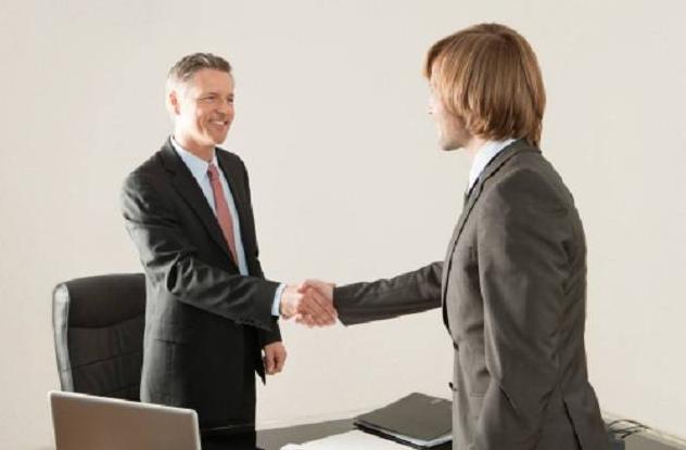 面试官：你捡了10万，失主说少了5万咋办？小伙高情商回答被录用