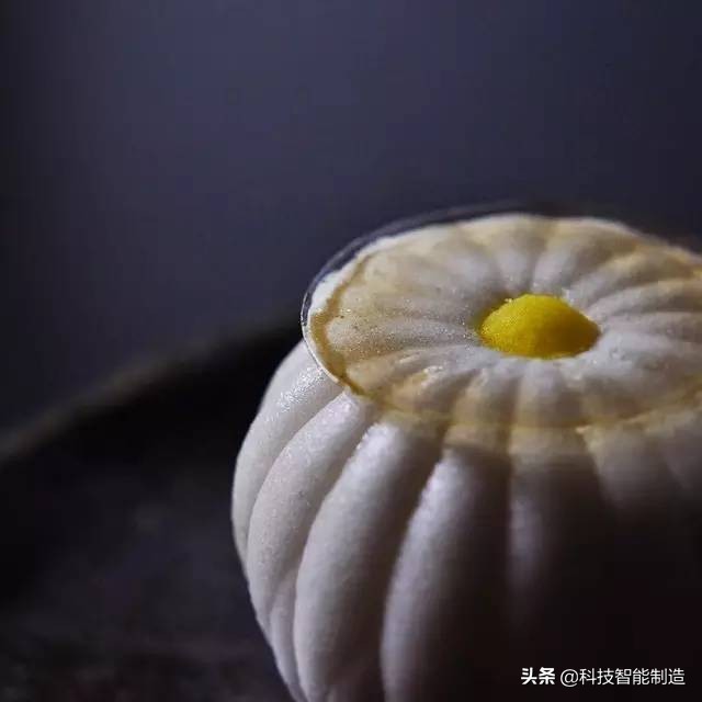 他说自己不是日本匠人，而是和果子艺术家，他做的和果子不忍吃掉