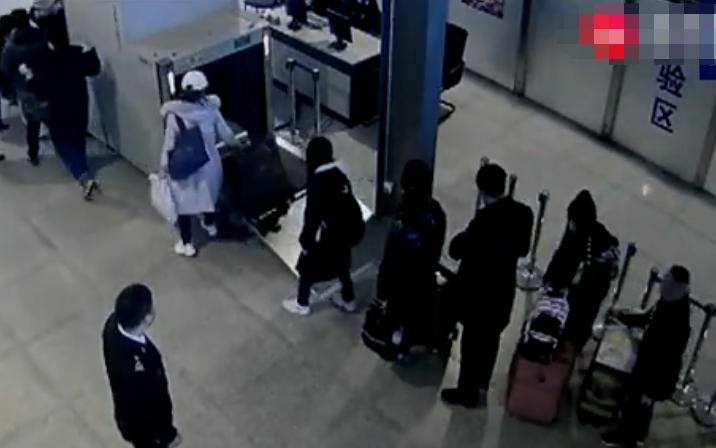 女子身戴24斤黄金被海关查获,女子把两斤黄金藏体内