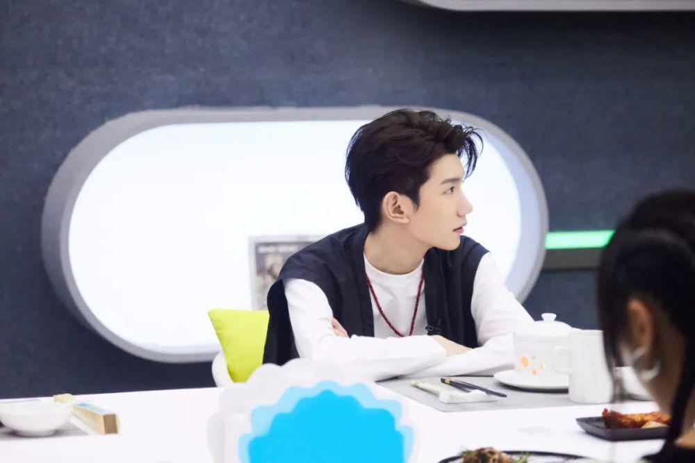 王源拥有另一种身份，TFBOYS面临解散？我们来看经纪公司怎么说