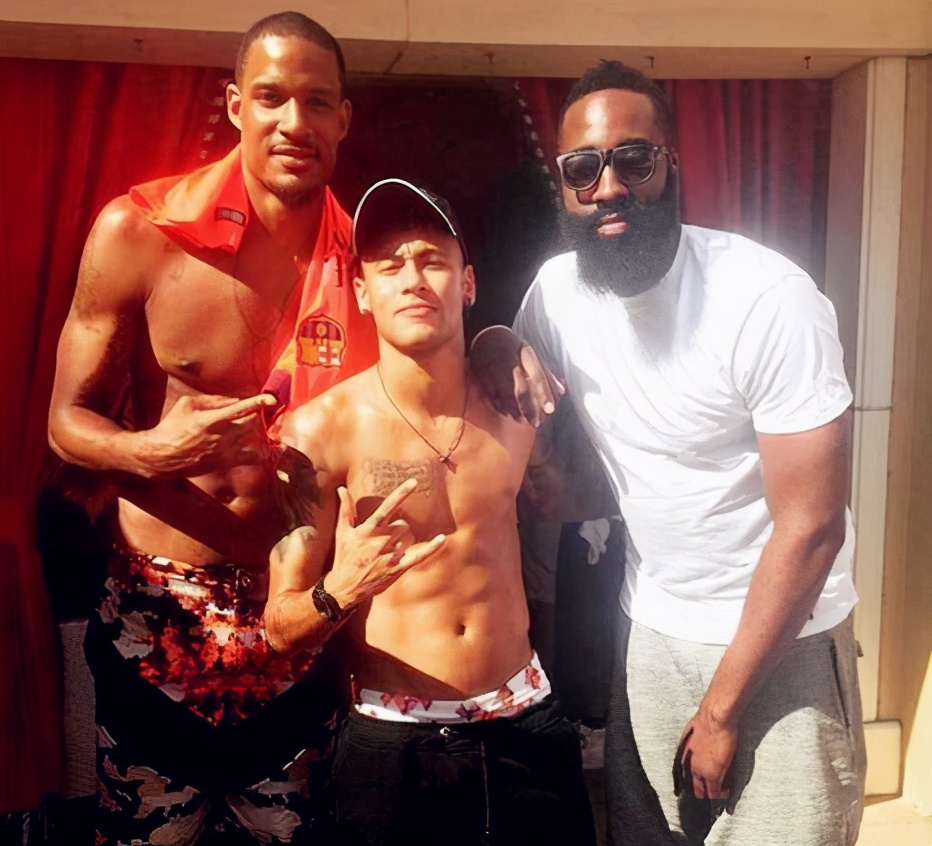 篮球运动员跟足球运动员谁更强壮,nba球员和足球运动员肌肉对比