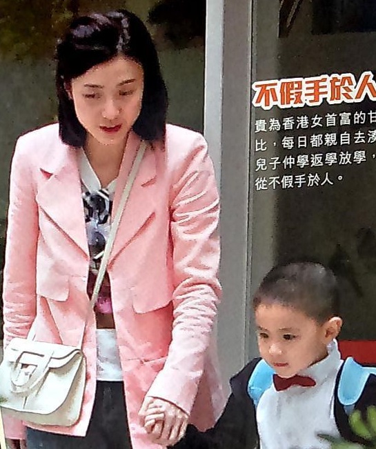 刘銮雄与吕丽君甘比同行,刘銮雄吕丽君逛街港媒