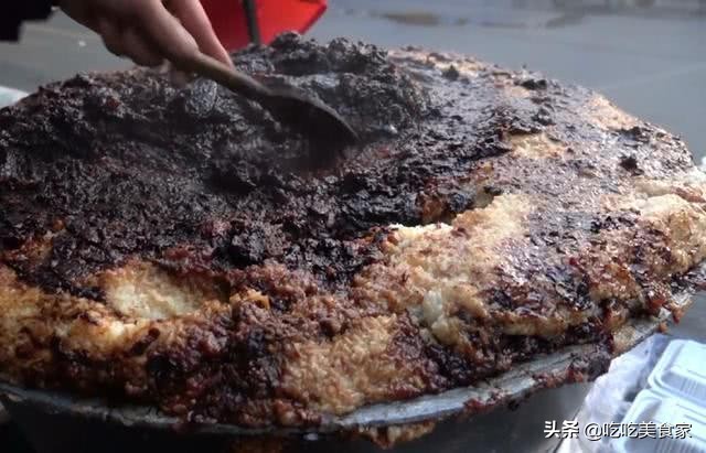 西安大叔在城墙边卖“糯米团”，一天限量300碗，连老外都抢着买