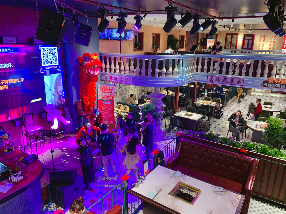 长春桂林路有家电影《叶问》同款火锅酒馆，楼里面有座“香港城”