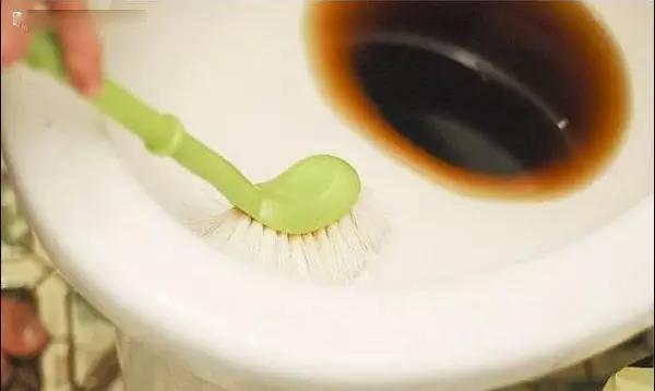 马桶里面有一圈污垢怎么清除,马桶里的尿碱污垢清理妙招