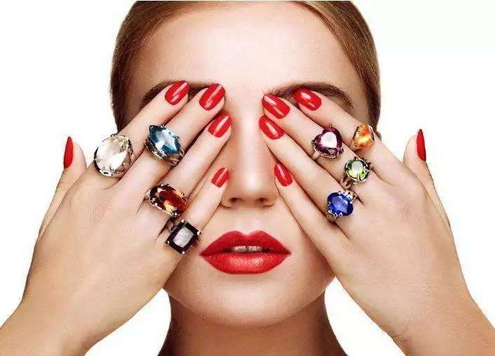 女生怎么选择合适的尺寸的戒指,不知道女生手指多粗怎么挑选戒指