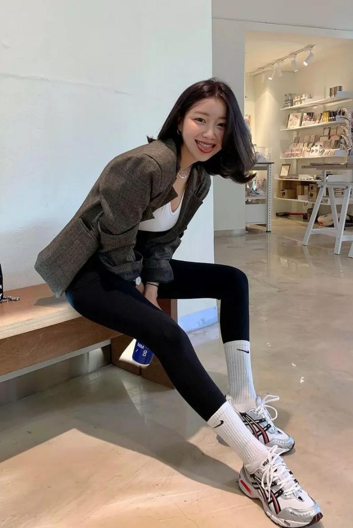 今年流行这样的鲨鱼裤舒适不紧绷,今年冬天最流行鲨鱼裤穿搭