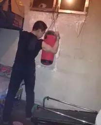 体育考场励志身影独臂少年感动金城