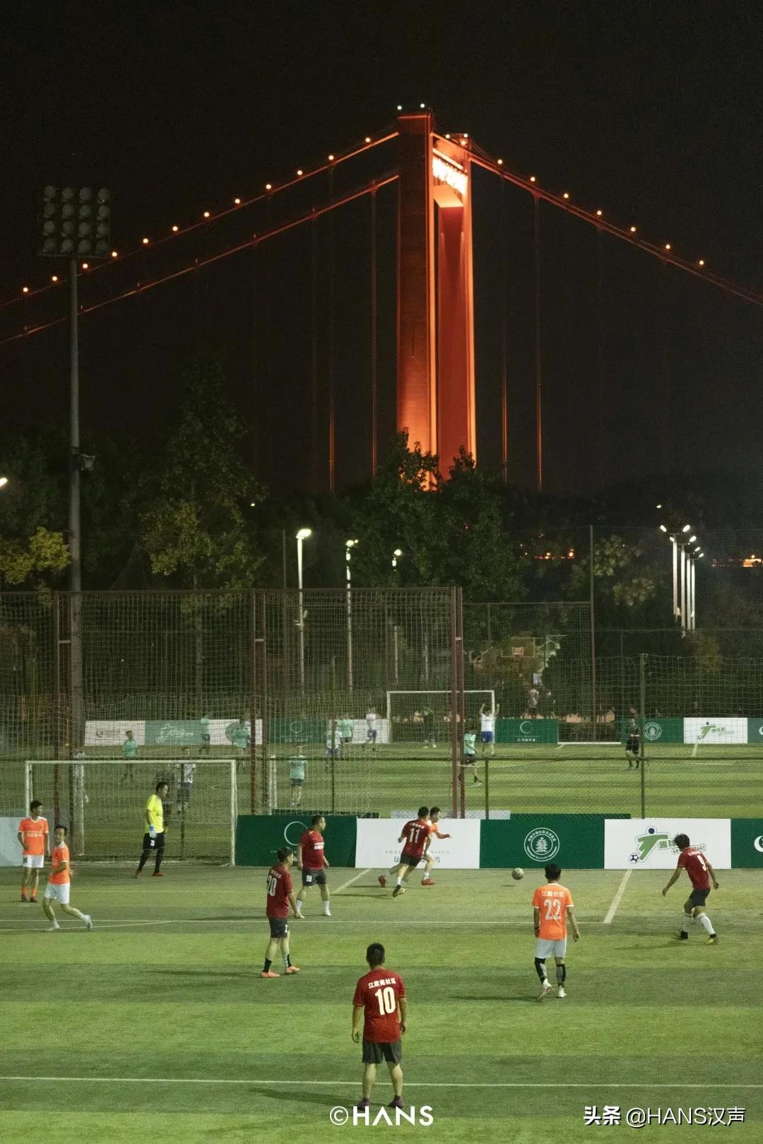 你在武汉球场边吼一嗓，就会认识一位带头大哥