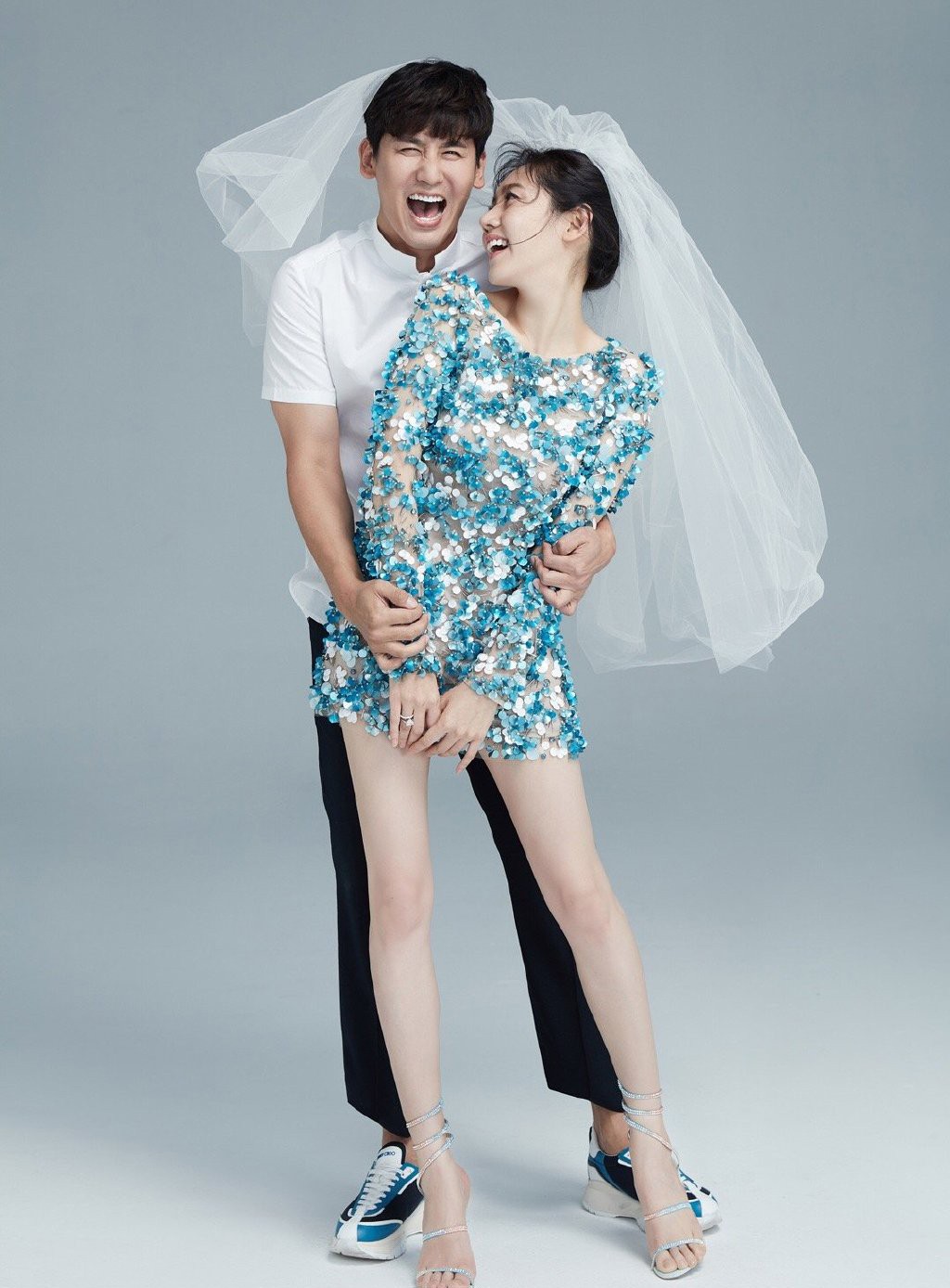 因《回家的诱惑》红遍中国，今穿棒球服配百褶裙，41岁依旧少女