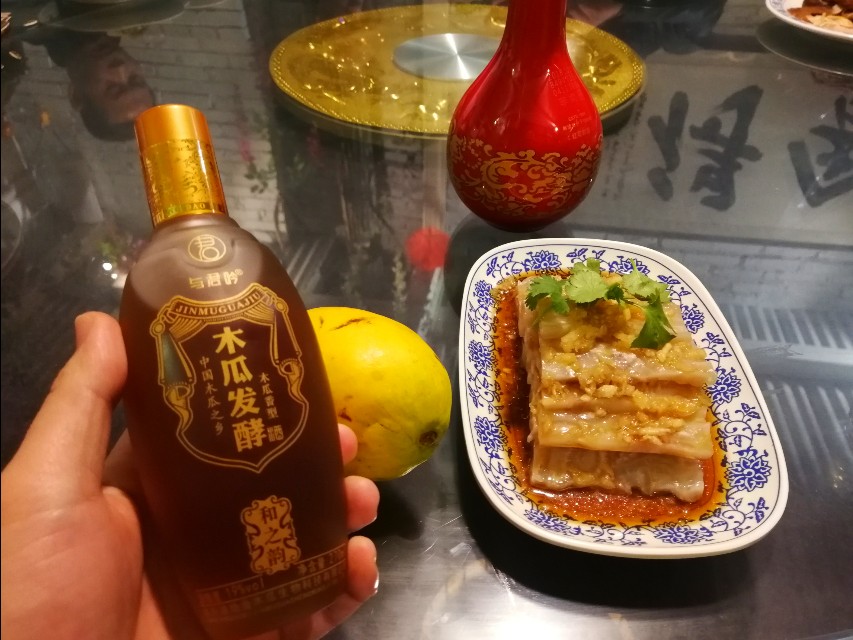 深夜郑州8男2女躲在花园路北环桥头，吃丹江翘嘴鲌，喝方城木瓜酒