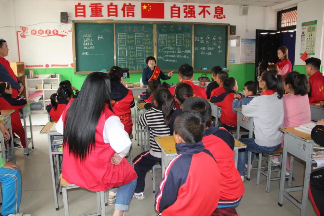 关爱贫困儿童爱心接力,关爱儿童志愿者服务队