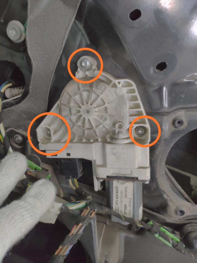 奥迪a6车窗关不上怎么临时关上,奥迪a6换完升降器玻璃升不到顶