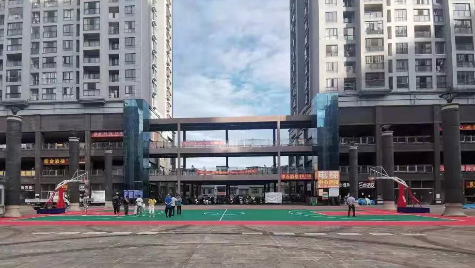 独山球迷福利！继紫薇广场后，中心广场篮球设施也安装完毕