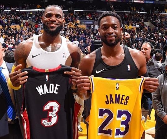 詹姆斯怎么对待韦德的,韦德曾经遭受的质疑