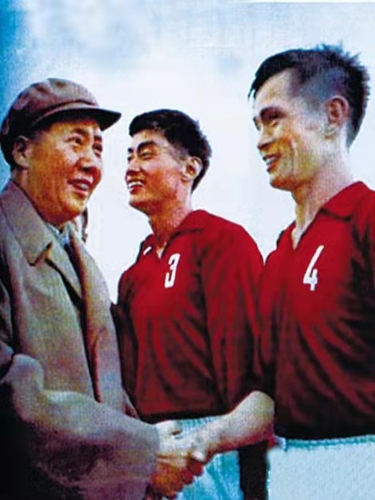 伟人毛主席竟然也踢足球