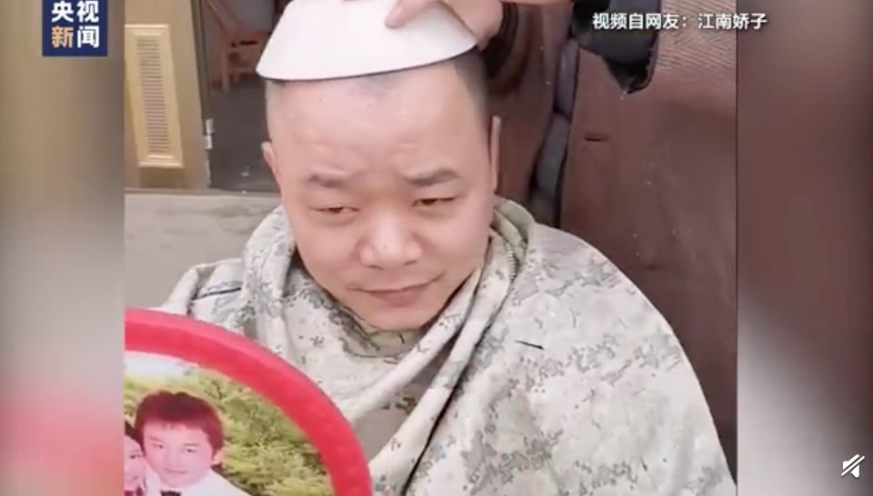 自己在家剪头发又染头发,在家自己给小女孩剪头发