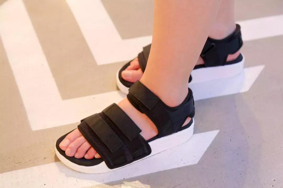 这个“反人类”的穿搭组合，竟然在夏天成了街拍利器