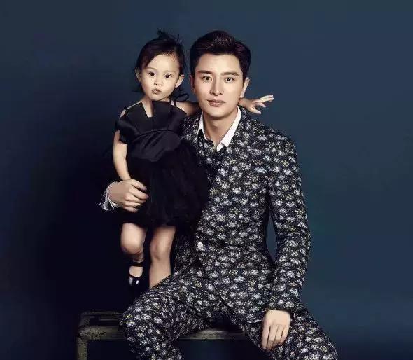 李小璐离婚后首次晒与贾乃亮合照,李小璐陪甜馨游玩疑和贾乃亮同行