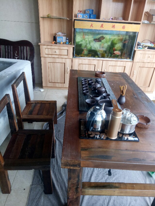 别人不要木头，拿回家做了张茶桌